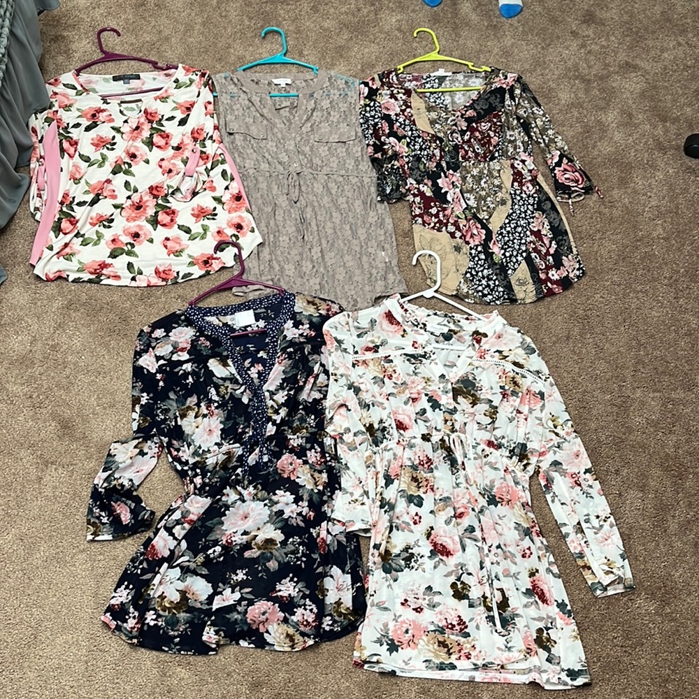 ❌SOLD❌Lot of 5 maternity tops size M except top right, maroon/blush/tan.
